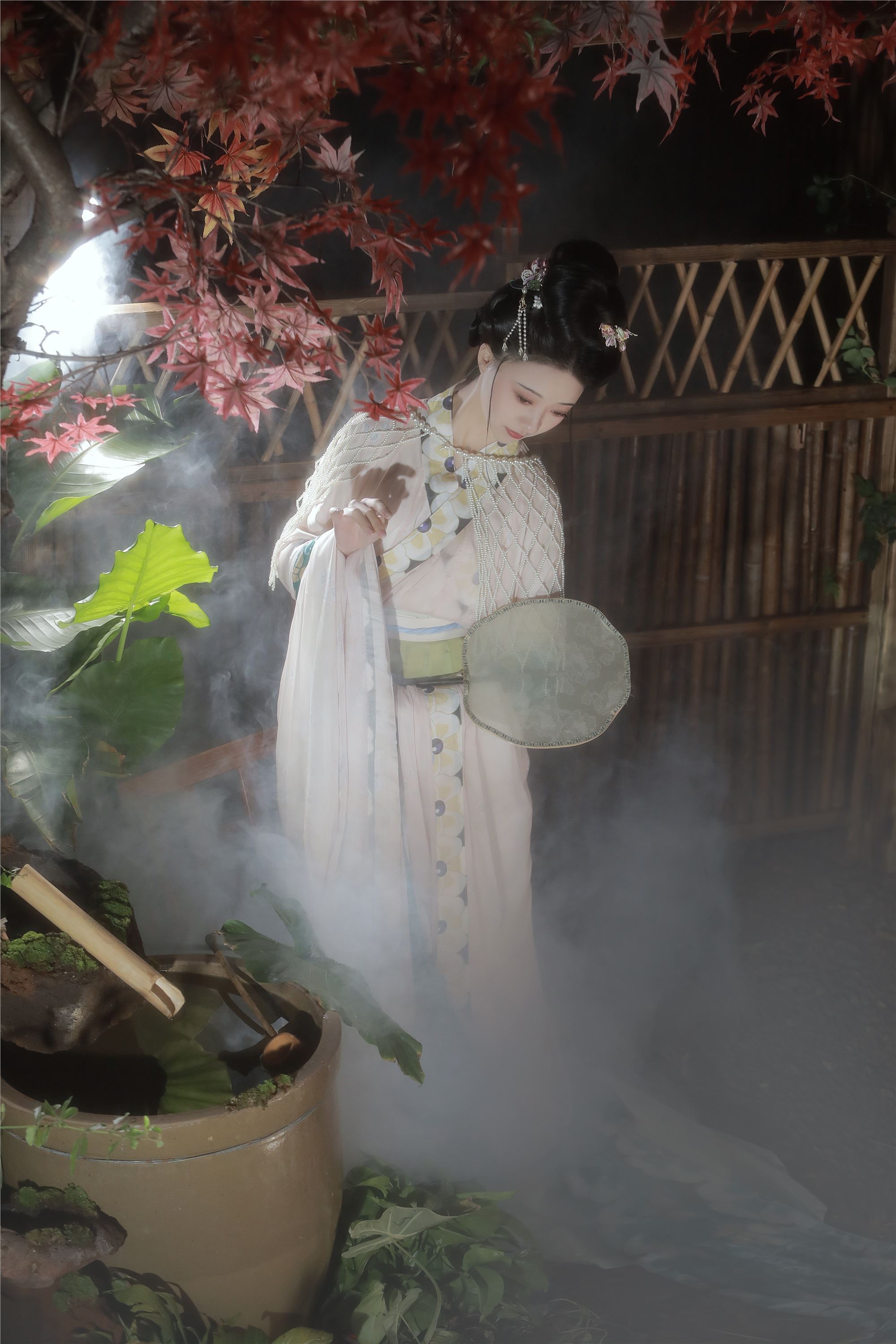 YITUYU艺图语 2025.02.06 眉目自成诗三百，鬓如春风裁 一固美撇捺